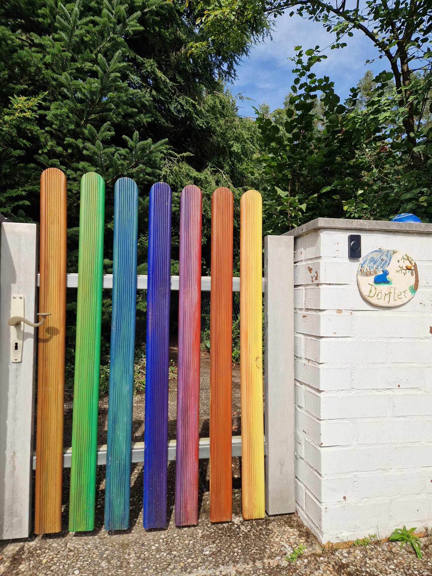 bunt gestrichene Eingangstüre zum Praxisgarten